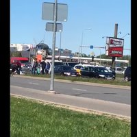 ВИДЕО: Горячие латвийские водители подрались посреди улицы Краста