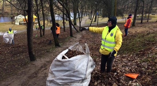 Foto: Lielā talka pulcē tūkstošiem talcinieku; talko arī prezidents un premjers