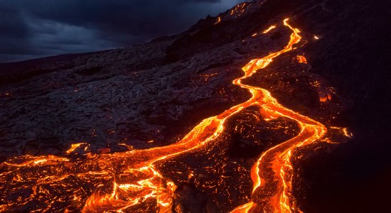 Nāvējošs skaistums tuvplānā: apbrīnas vērtos kadros iemūžināta vulkāna lava