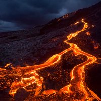 Nāvējošs skaistums tuvplānā: apbrīnas vērtos kadros iemūžināta vulkāna lava