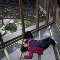 Foto: Eifeļa tornī sešdesmit metru augstumā atklāta platforma ar stikla grīdu