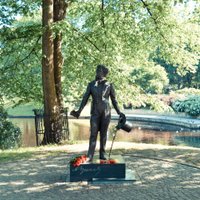 Памятник Пушкину убрали из парка Кронвальда: скульптура "уехала" на склад
