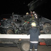 Cēsīs traģiskā lokomotīves un vieglā auto sadursmē trīs bojāgājušie (papildināts ar foto)