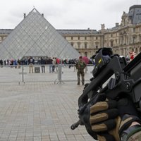 В Париже закрывают Лувр и Эйфелеву башню. Готовятся к субботним протестам