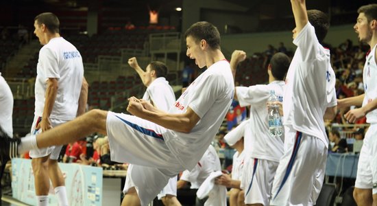 Serbijas U-19 izlases basketbolisti spraigā cīņā iekļūst PČ finālā