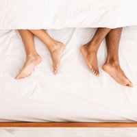 Mēs guļam atsevišķi: kā gulēšana šķirti var uzlabot laulību