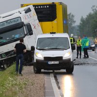 Traģiskā avārijā Kurzemē bojā gājuši trīs cilvēki, no tiem divi bērni