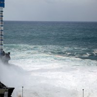 ВИДЕО: На Тенерифе гигантские волны обрушились на прибрежный отель