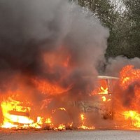 Foto: Jaunmārupē uz ceļa ar lielām liesmām deg automašīna