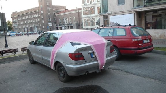 Очевидец: Стринги на смартфонах уже мейнстрим, а вот на машинах!