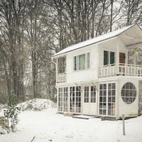 Miniatūrs, bet romantisks koka namiņš Igaunijā, kas ieguvis arhitektūras balvu