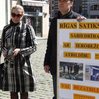 ВИДЕО: У Рижской думы прошел пикет против "безответственности Rīgas satiksme"
