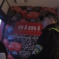 Par uzmācīgu ubagošanu policija Pļavniekos soda Rumānijas pilsoni