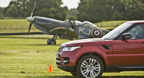 Video: 'Range Rover Sport' pret 'Spitfire' lidmašīnu