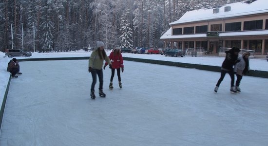 Tērvetes dabas parkā atklāta mākslīgā ledus slidotava