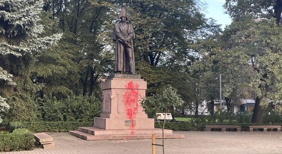 Kārtējo reizi apķēpāts Barklaja de Tolli piemineklis