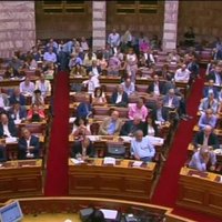 Grieķijas parlaments apstiprinājis glābšanas programmu; Varufakis balso 'pret'