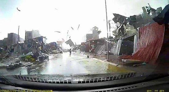 Video: Vjetnamā tornado sekunžu laikā pilsētas kvartālu pārvērš drupās