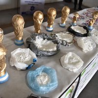 Policija Argentīnā atradusi kokaīnu viltotās 'Pasaules kausa futbolā' trofejās