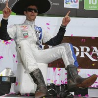 Video: Meksikas rallija uzvarētājs trasē atduras pret aizvērtiem vārtiem
