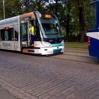 Foto: Kronvalda bulvārī pamatīgs tramvaju sastrēgums