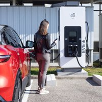 'Schneider Electric' Baltijā sāk piedāvāt īpaši ātrās lieljaudas elektroauto uzlādes stacijas