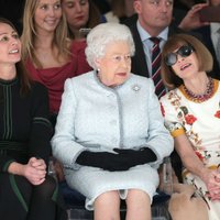 ФОТО: Королева Елизавета II удивила всех, посетив модный показ в Лондоне