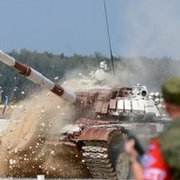 Foto: Ar Krievijas triumfu noslēdzies iespaidīgais tanku biatlons