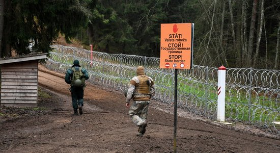 Baltkrievijā cenšas apbruņot nelegālos migrantus, saka Latvijas robežsardzes priekšnieks