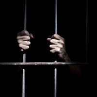 Iepriekš sodītam vīrietim par meitenes izvarošanu mežā Salaspilī piespriež 20 gadus cietumā
