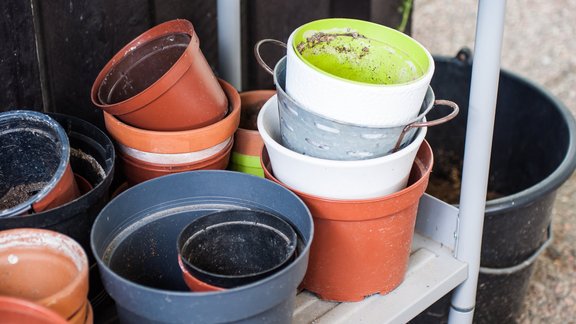 podi, puķu podi, vecs puķu pods, puķu trauki, plastmasas pods, tukšs pods