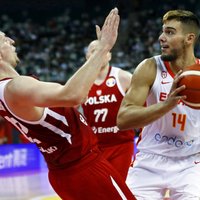Spānijas basketbolisti ar uzvaru pār pārsteidzošo Poliju iekļūst PK pusfinālā