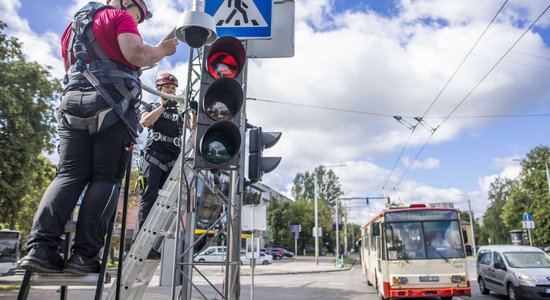 Пешеходов тоже ловят? "Умные" светофоры в Латвии: где они установлены и кого штрафуют