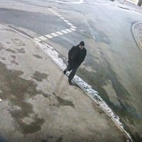 Video: Par smaga nozieguma izdarīšanu policija Rīgā meklē vīrieti