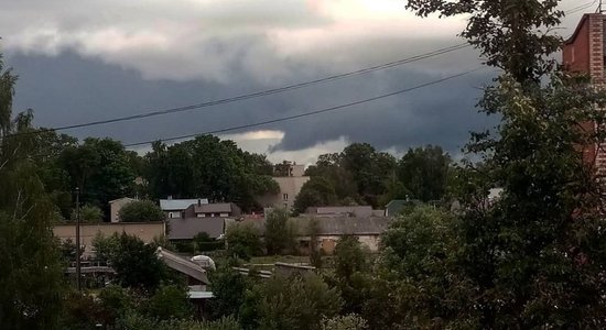 Foto: Debesīs pie Jēkabpils novēro tornado līdzīgu mākoni