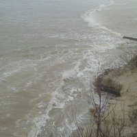 Foto: 'Fēlikss' liek kāpt ūdens līmenim Mazirbes krastā