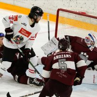 Latvijas hokejisti divreiz atspēlējas un 'bullīšos' pieveic sīksto Austriju
