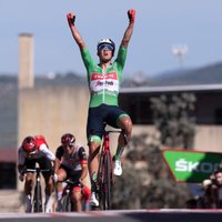 Pēdersens finiša spurtā uzvar 'Vuelta a Espana' posmā; Evenpūls finišē kopā ar konkurentiem