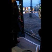 Video: 'Rīgas satiksmes' autobuss brauc ar atvērtām durvīm