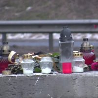 Video: Pēc traģiskās avārijas pie uzraksta 'Rīga' gulst ziedi un sveces