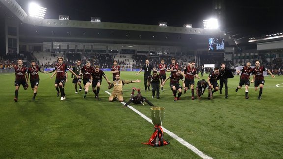 Milan players celebrate winning Super Cup