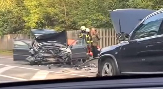 Лобовое столкновение в Балтезерсе: серьезно пострадали четыре человека