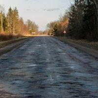 25% valsts galveno autoceļu ir sliktā stāvoklī; reģionālie grants ceļi vēl bēdīgāki