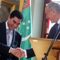 Президент Туркменистана подарил Берзиньшу уникальный ковер