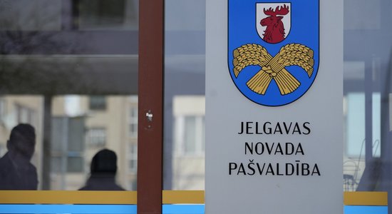 Uz izvērtēšanas laiku atstādina Jelgavas novada pašvaldības izpilddirektori Lonerti