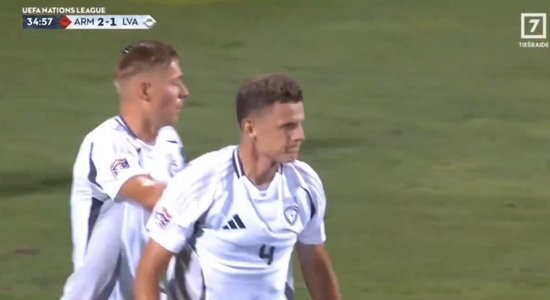 Video: Latvijas izlases futbolists Dubra rupji kļūdās un iesit savos vārtos