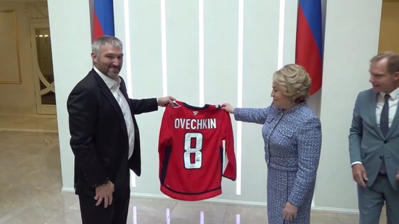 NHL rekordists Ovečkins Maskavā steidz apliecināt draudzību valdošajam režīmam
