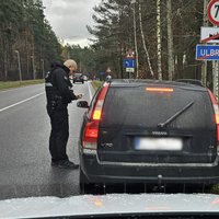 Ulbrokā "Volvo" vadītājs ar svešām numurzīmēm slēpis OCTA un TA neesamību