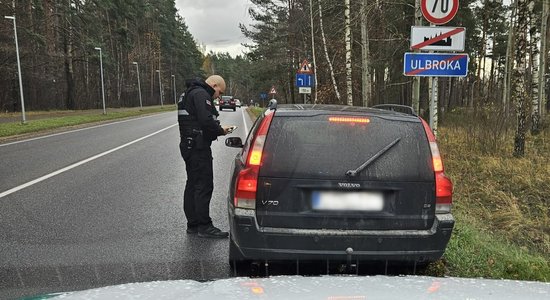 Ulbrokā "Volvo" vadītājs ar svešām numurzīmēm slēpis OCTA un TA neesamību