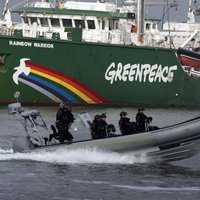 Активисты Greenpeace сковали цепями платформу "Газпрома"